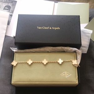 mother of pearl van cleef&Arpels Alhambra bracelet